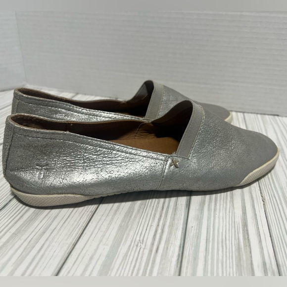 Frye Melanie Slip On Flat Sneaker Loafer Sz 7.5 Women Silver Metallic - Picture 1 of 7